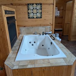 Starlite Cabin Getaway - This jacuzzi tub is awesome!