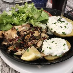 Le Sud - Assiette de chipirons (calamars) à la plancha avec pomme au four et salade !