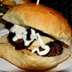Da Gigione - Panino con hamburgher di carne chianina, provola, melanzane grigliate e maionese bio