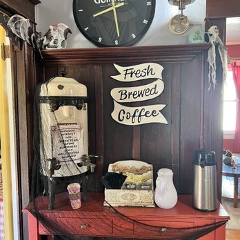 The Queen Bean Coffee House - Interior - Coffee & Tea Near Me - Modesto, California The Queen Bean Coffee House - Interior - Coffee & Tea Near Me - Modesto, California