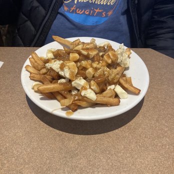 Resto-Bar Oasis - Medium poutine - Hotels Near Me - Napierville, Quebec Resto-Bar Oasis - Medium poutine - Hotels Near Me - Napierville, Quebec