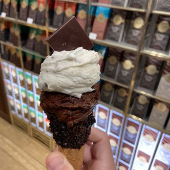 Venchi - Stracciatella and Dark Chocolate - Chocolatiers & Shops Near Me - New York, New York