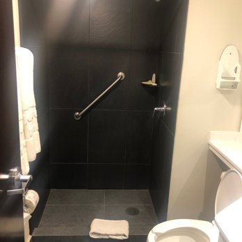 City Express Rio - Shower with no shower curtain. - Hotels Near Me - Tijuana, BCN