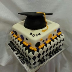 Deanna's Custom Cakery - Graduation cakes.