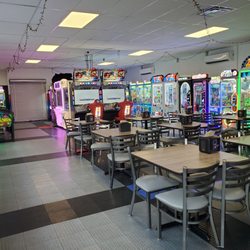 Pinball Garage - Back room with games for children