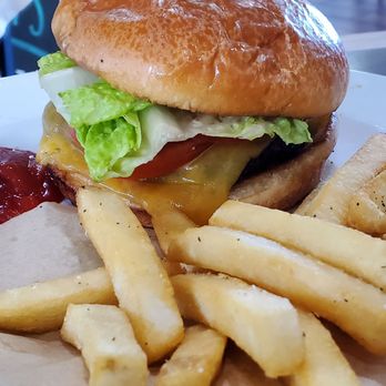Menehune Coffee Company - Cheeseburger, grilled to perfection on delish brioche bun and fresh tasty produce - Coffee & Tea Near Me - Captain Cook, Hawaii