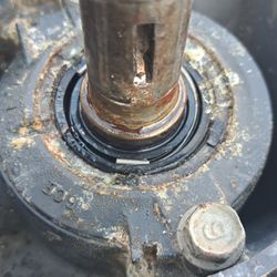 Ricardo Mobile Marine O/B Motor Yamaha & Honda Dock Side Service - About to reseal a F300 yamaha outboard lower until