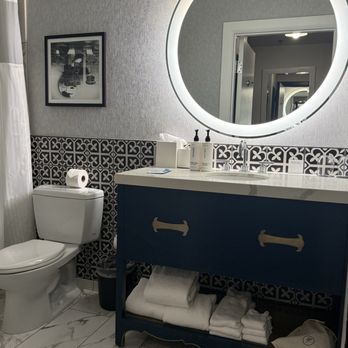 L7 Chicago by Lotte - Bathroom in deluxe king - Hotels Near Me - Chicago, Illinois