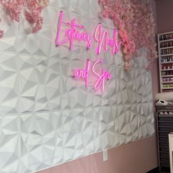 Latinas Nails and Spa - Cute, but that's the only good thing about this place.