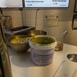 Pistachio paste and toppings Pistachio paste and toppings