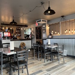Seasoned Swine BBQ - Dining room