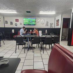 Razorback Ribs - Dining room.