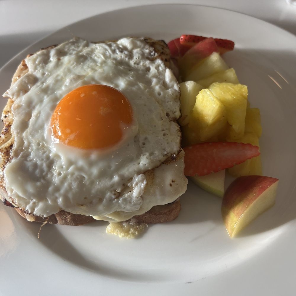 Le Coffee Shop - Croque madame with side of fruit - Breakfast & Brunch Near Me - Temecula, California