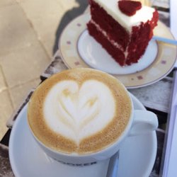 Motion Coffee - Café latte et gâteau aux fruits rouges