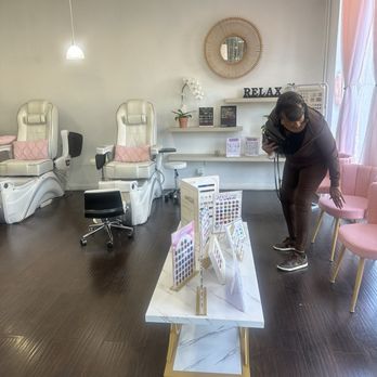 Cherie Nail Lounge - Love the pink - Nail Salons Near Me - Los Angeles, California