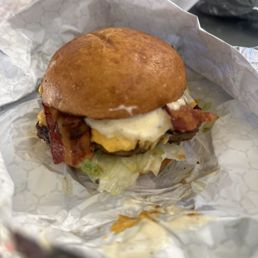 Bacon cheeseburger with garlic aioli Bacon cheeseburger with garlic aioli