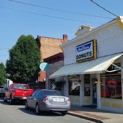 Holtmans Doughnut Shop - Front, downtown Williamsburg