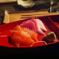 Nazo Sushi Bar - Sashimi servido no barco