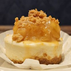 la Madeleine - Caramel Apple Crumble Individual cheesecake
