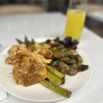 The Centurion Lounge - Chicken thighs, asparagus, salad and fingerling potatoes with mango agua fresca. - Airport Lounges Near Me - Las Vegas, Nevada The Centurion Lounge - Chicken thighs, asparagus, salad and fingerling potatoes with mango agua fresca. - Airport Lounges Near Me - Las Vegas, Nevada