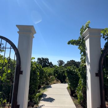 Wellington Cellars - Entrance. - Wineries Near Me - Glen Ellen, California
