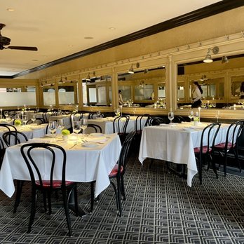 Lindey's - Seating area - New American Near Me - Columbus, Ohio
