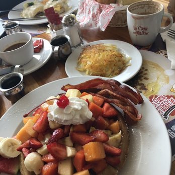La Casa del Waffle - Belgian waffle with fruit on top and a side of Hashbrowns - Breakfast & Brunch Near Me - Guadalajara, JAL La Casa del Waffle - Belgian waffle with fruit on top and a side of Hashbrowns - Breakfast & Brunch Near Me - Guadalajara, JAL
