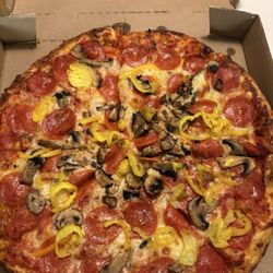 Bastiano's Pizzeria & Creamery - DYI mushroom, pepperoni, banana pepper 14" pizza.