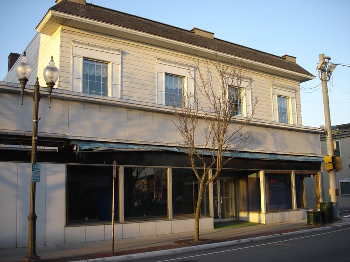 SWEZEY DEPARTMENT STORE CLOSED 17 W Main St, Patchogue, New York