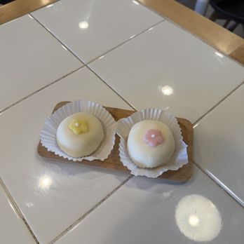 Yiko Yiko - Mango and Strawberry Snowball Mochi Ball / 一口一口糯叽叽 - Bakeries Near Me - San Diego, California Yiko Yiko - Mango and Strawberry Snowball Mochi Ball / 一口一口糯叽叽 - Bakeries Near Me - San Diego, California