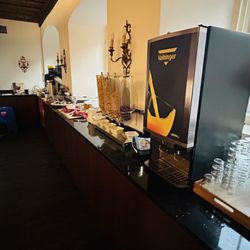 Der Adelshof - Das Frühstücksbuffet ist reichhaltig bestückt, gewaltige Mengen Flüssigei und gekochter Bacon harren der Gäste.