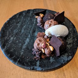 Restaurante Tanit - TANIT 08/31/19: Gianduja – Choux de Crème de Avela, Dark Brownie, Ganache de Chocolate 60%, Sorvete de Avela e Telhas de Cacao