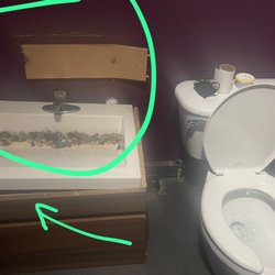 Mantra - El baño sucio con sarro y piedras con lana, vanity todo roto un cartón de espejo y calle dose a pedazos y obvio sin papel higiénico.