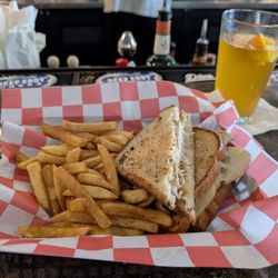 Milhous Pub - Turkey Reuben