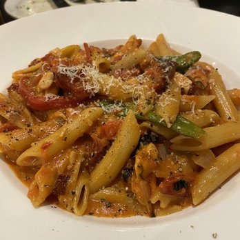 Paisano - Raffaella Pasta | chicken, roasted red peppers, sound-dried tomatoes, peas, rose sauce. - Italian Near Me - Toronto, Ontario Paisano - Raffaella Pasta | chicken, roasted red peppers, sound-dried tomatoes, peas, rose sauce. - Italian Near Me - Toronto, Ontario