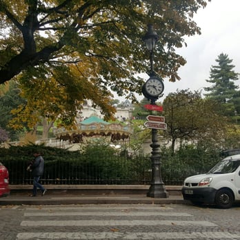 Le Studio Café - The view from the sidewalk tables facing the merry go around and sacre coerce - Cafes Near Me - Paris, 75