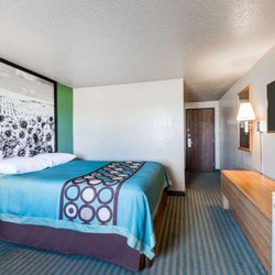 Super 8 by Wyndham Devils Lake - Guest room