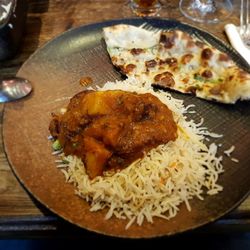 Delhi Bar & Restaurant - En vegansk rett over ris med naan brød! Anbefales for veganere!