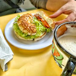 Lola y Moya - Chicken bagel sandwich