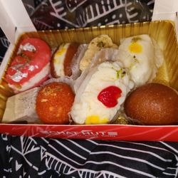 Chat Hut - Box of sweets    Amazing, delightfully sweet Valentines gift  Thank you XOxXo
