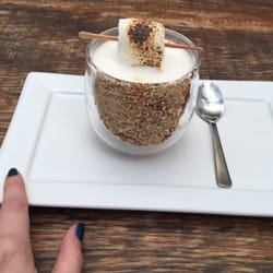 Sofá Café - Capuccino com marshmallow maçaricado  e, vocês estão vendo esse chocolate com farofinha de biscoito que parece perfeito pra lamber ?!