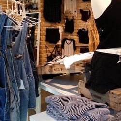 Brandy & Melville - Att finna randiga toppar och rutiga skjortor är standard!