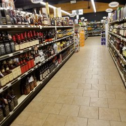 Stein's Lincoln Street Liquor - I found what I was seeking, the whisky aisle!