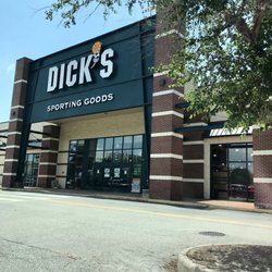 DICK'S Sporting Goods - Store front from car park/pick up spot