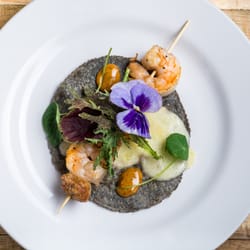 Brocheta de camarón y calabresa