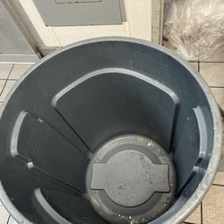 Pizza Hut - Half clean trash can
