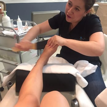 Almaviva Spa - She probably scrubbed my feet for 15 minutes each foot! Wow!!!  one of the best pedicures ever!!! - Nail Salons Near Me - México, D.F., DIF