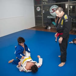 Rollyson Brazilian Jiu Jitsu - Master Rollyson supervising the kids while they roll