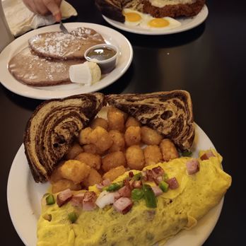 The Breakfast Club and Pub - Western Omelet  Chet Ripley 's Chicken Fried Steak Prince's lemon poppyseed and raspberry beret pancakes - American Near Me - La Crosse, Wisconsin