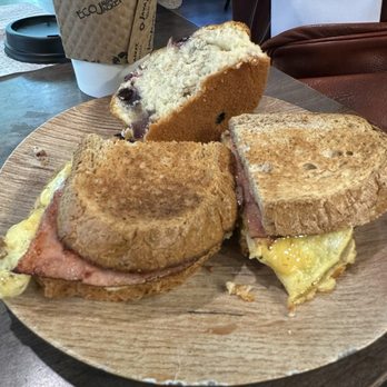 Cozy District Cafe - New American Near Me - Fairfax, Virginia